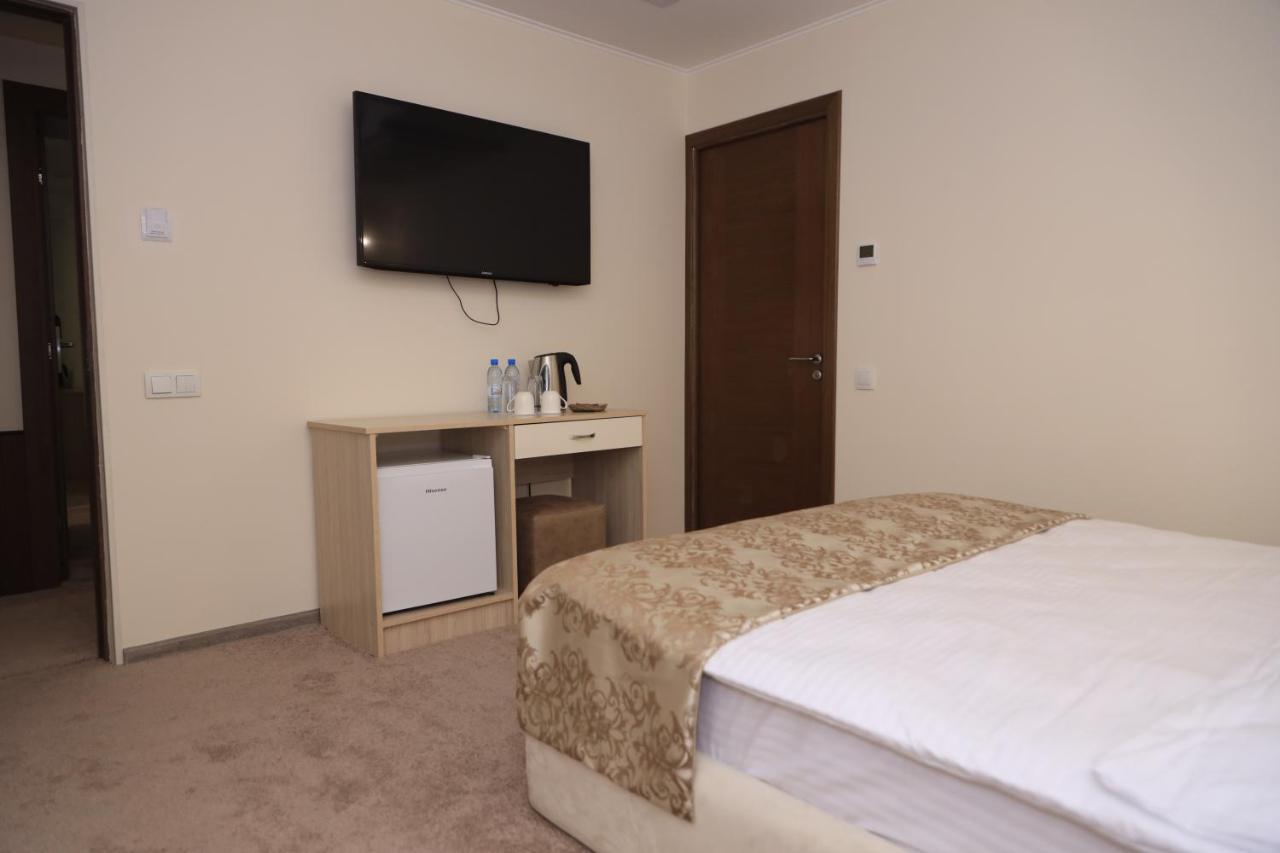 Delin Hotel And Tours Yerevan Bagian luar foto