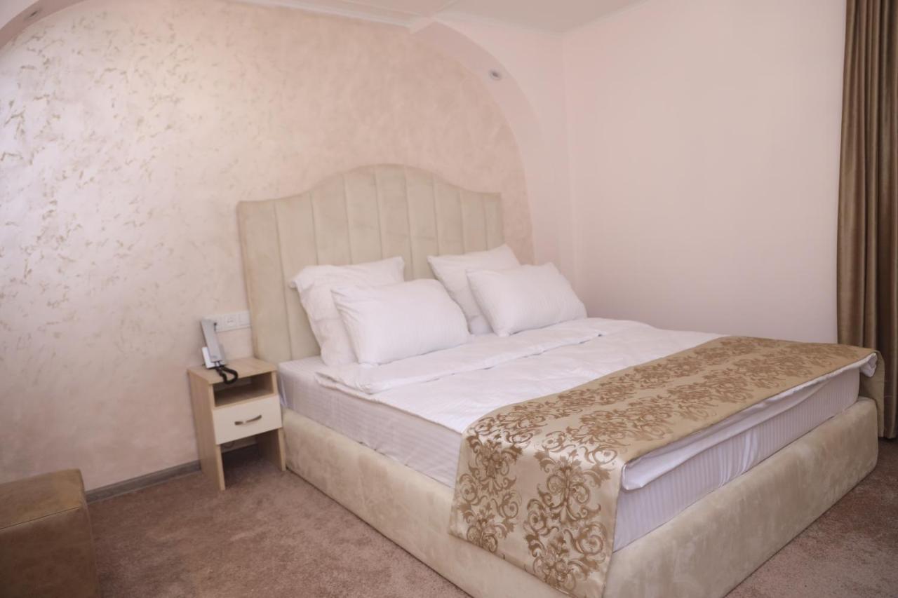 Delin Hotel And Tours Yerevan Bagian luar foto