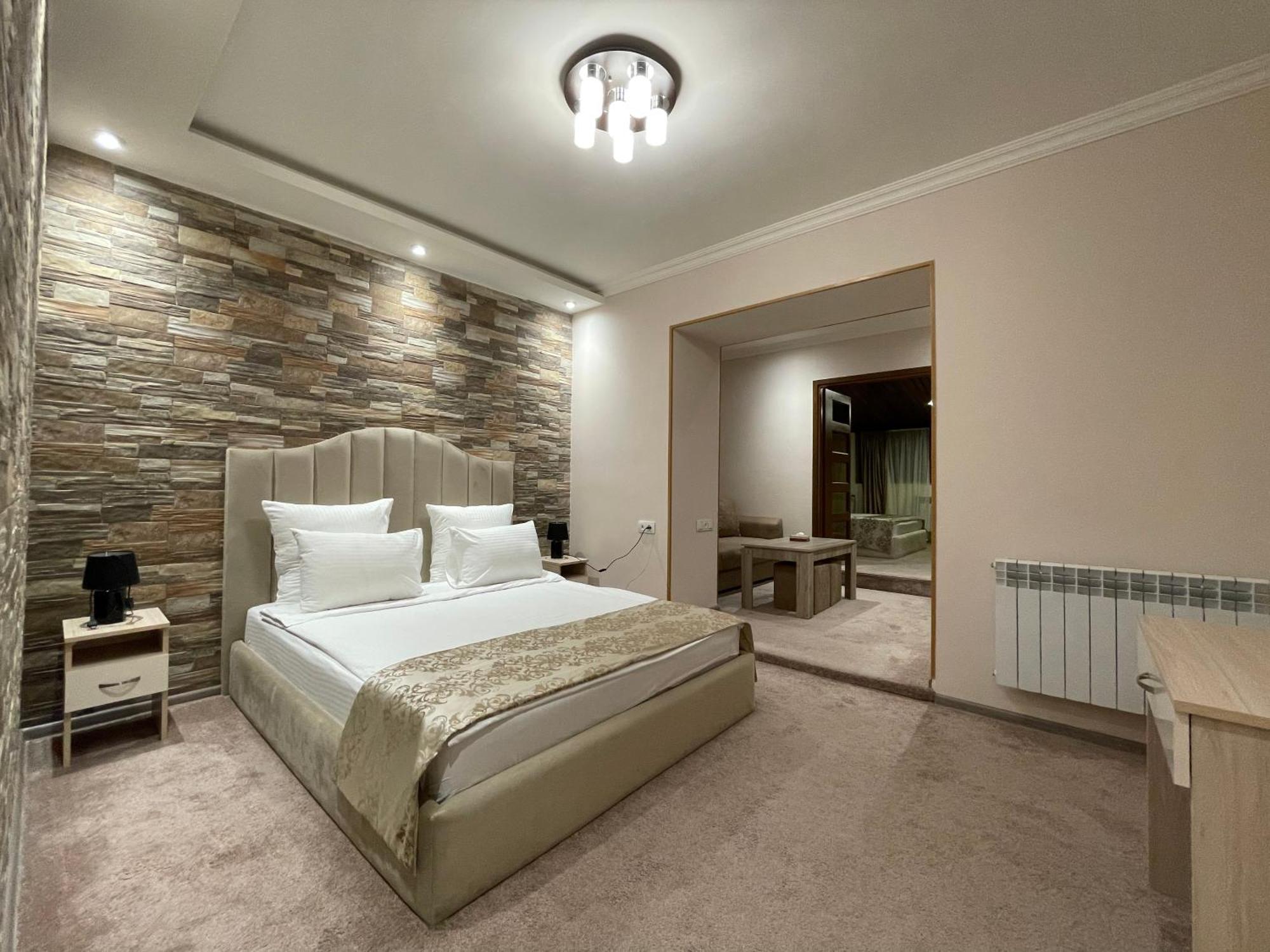 Delin Hotel And Tours Yerevan Bagian luar foto