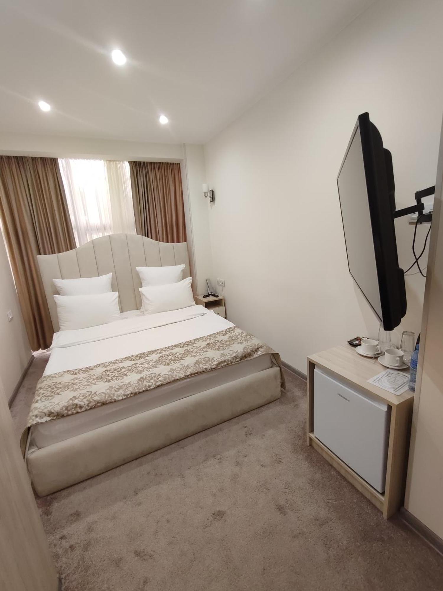 Delin Hotel And Tours Yerevan Bagian luar foto