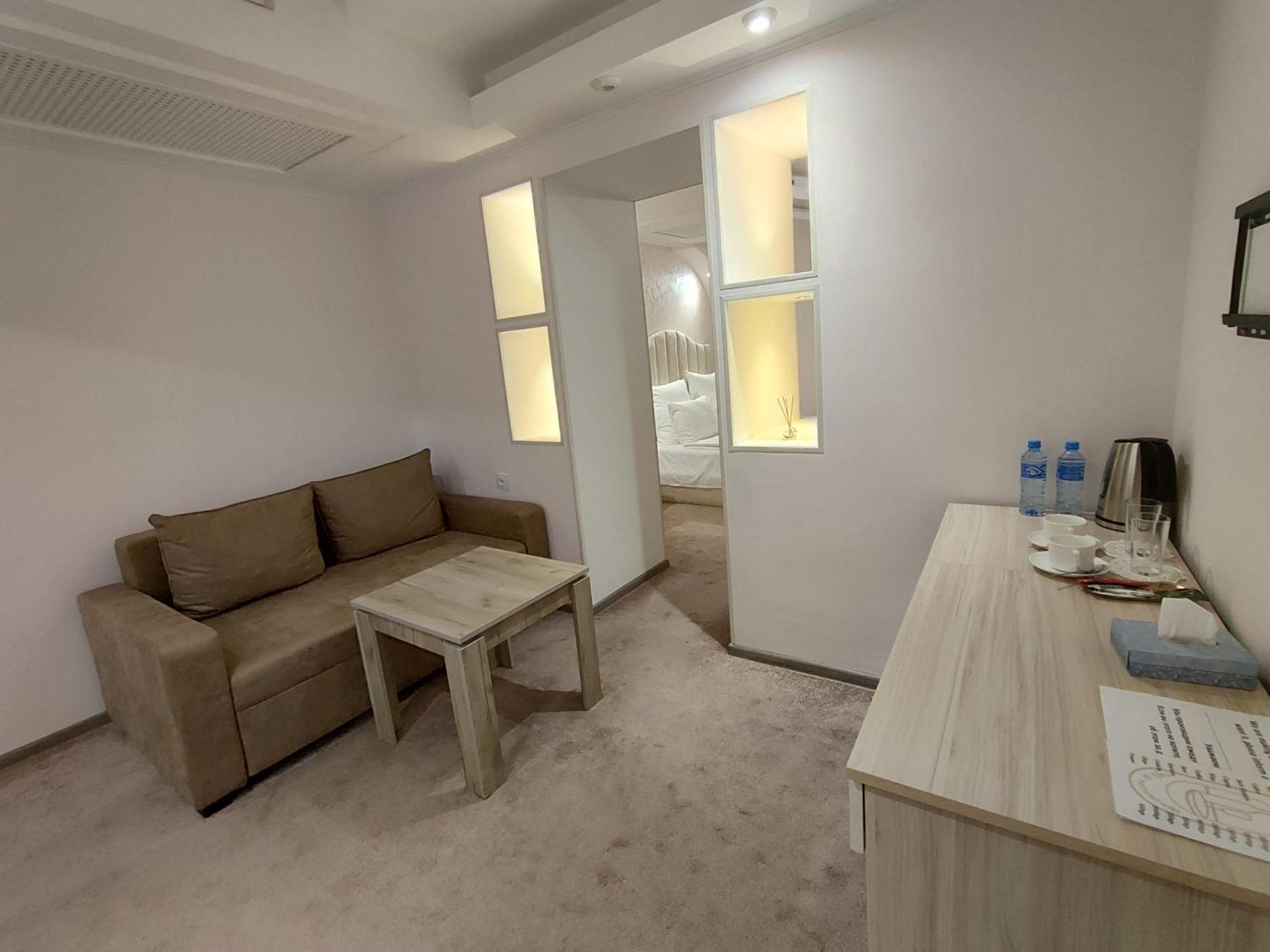 Delin Hotel And Tours Yerevan Bagian luar foto