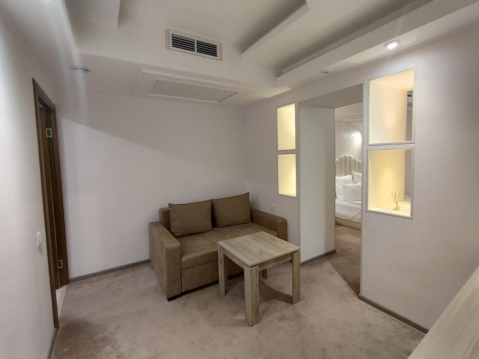 Delin Hotel And Tours Yerevan Bagian luar foto