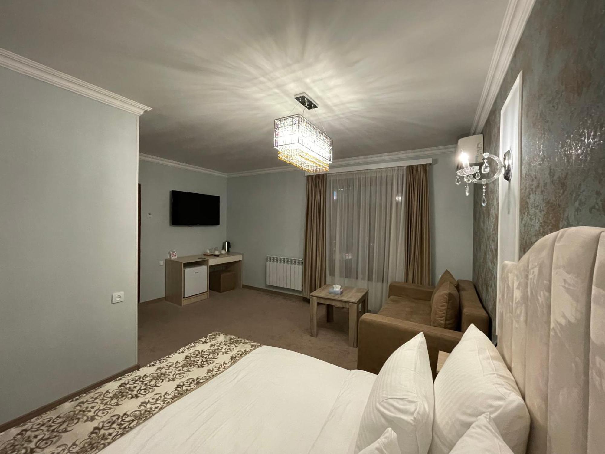 Delin Hotel And Tours Yerevan Bagian luar foto