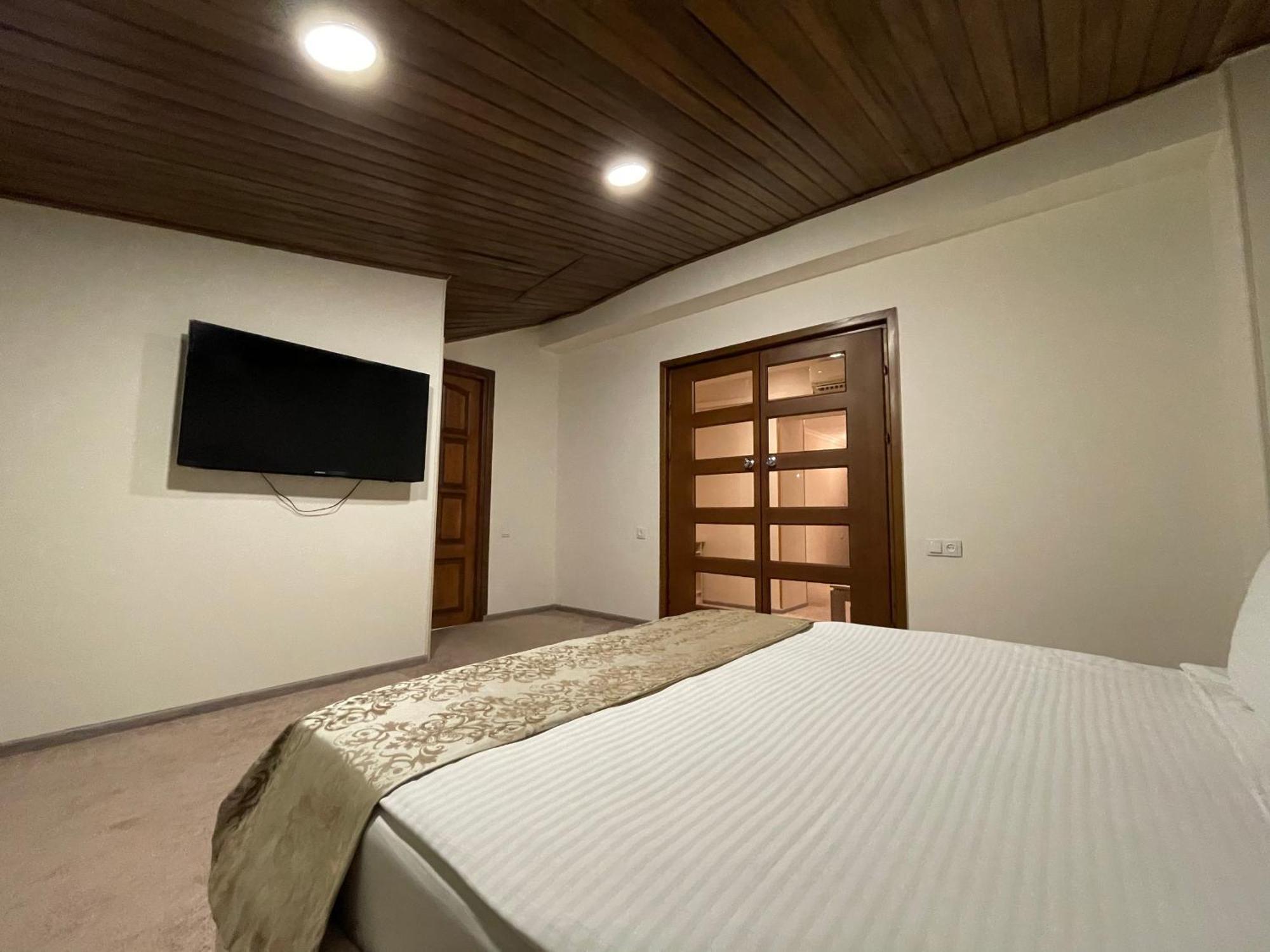 Delin Hotel And Tours Yerevan Bagian luar foto