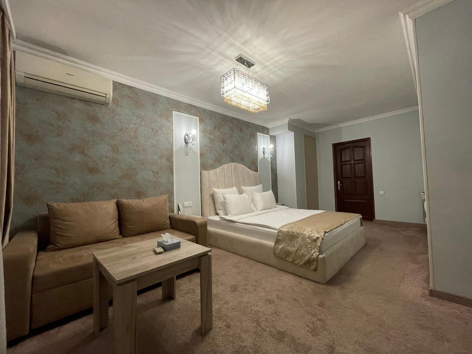 Delin Hotel And Tours Yerevan Bagian luar foto
