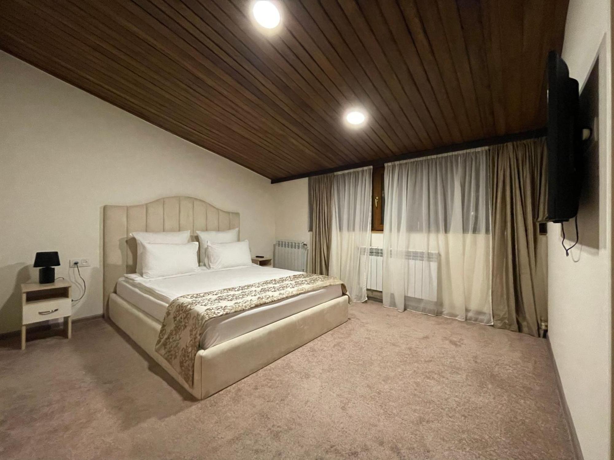 Delin Hotel And Tours Yerevan Bagian luar foto
