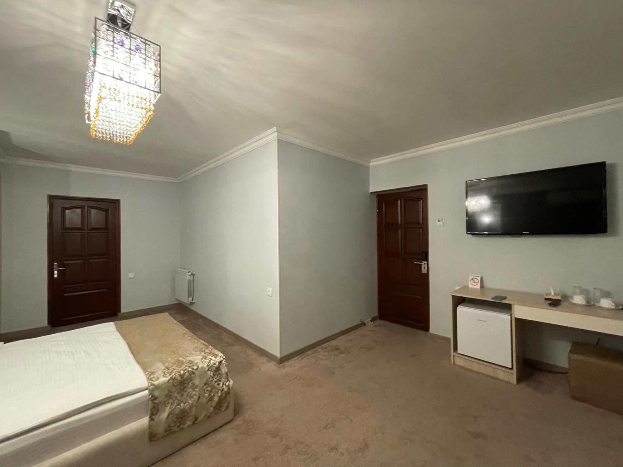 Delin Hotel And Tours Yerevan Bagian luar foto
